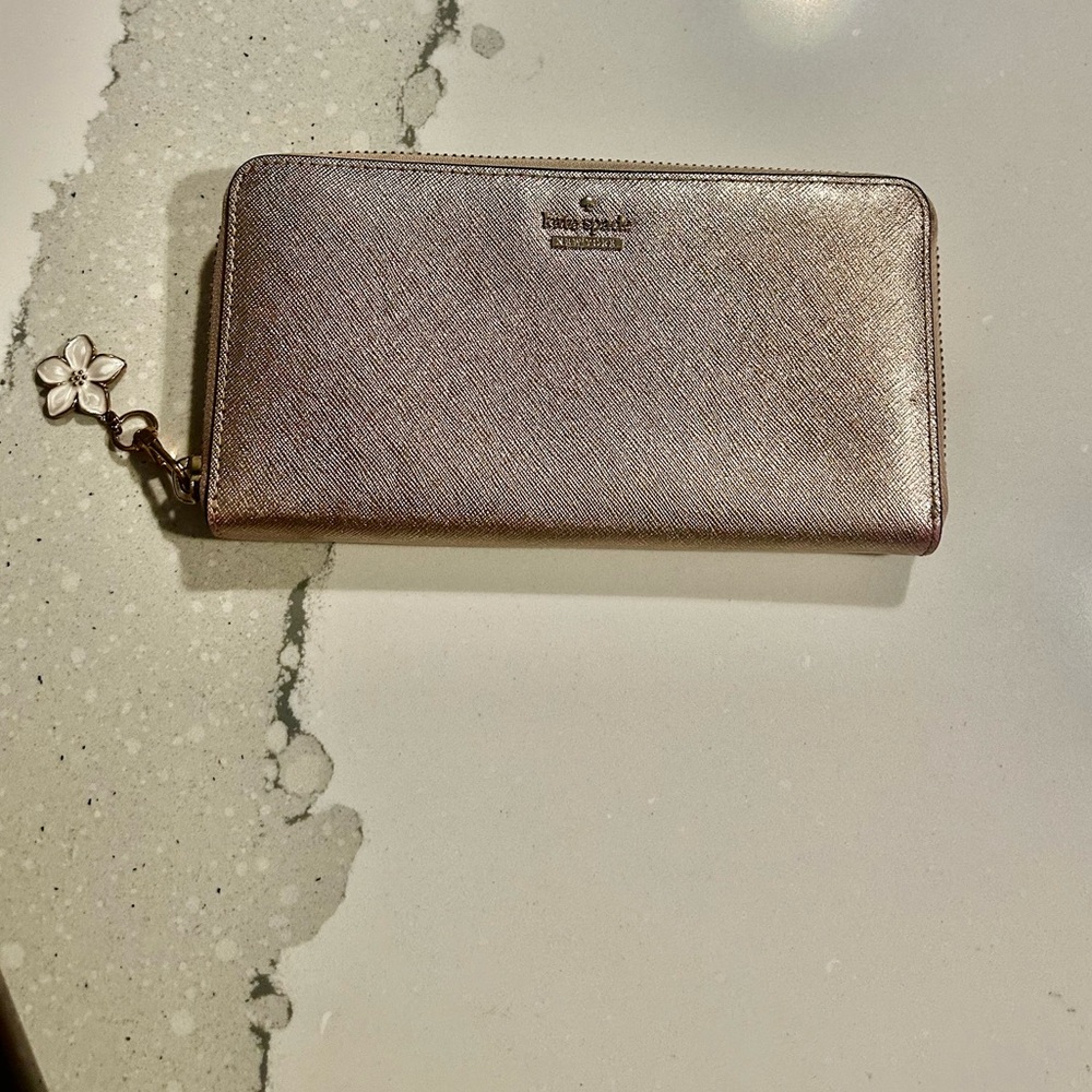 ••EUC Kate spade New York Cameron Large
Continental Wallet In Saffiano leather